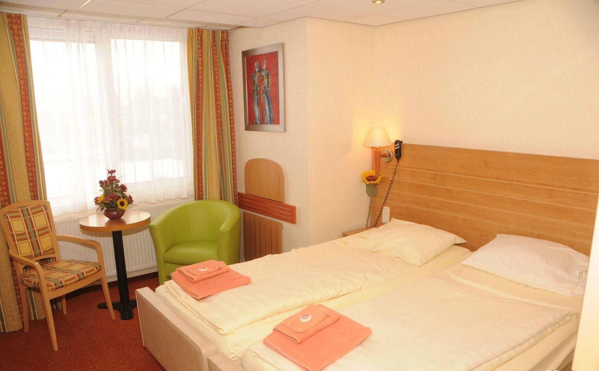 Hotel Het Galjoen Dronten Exterior photo